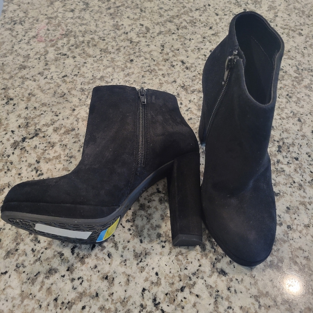 Gianni Bini velvet ankle boots (Black-Size 5.5)